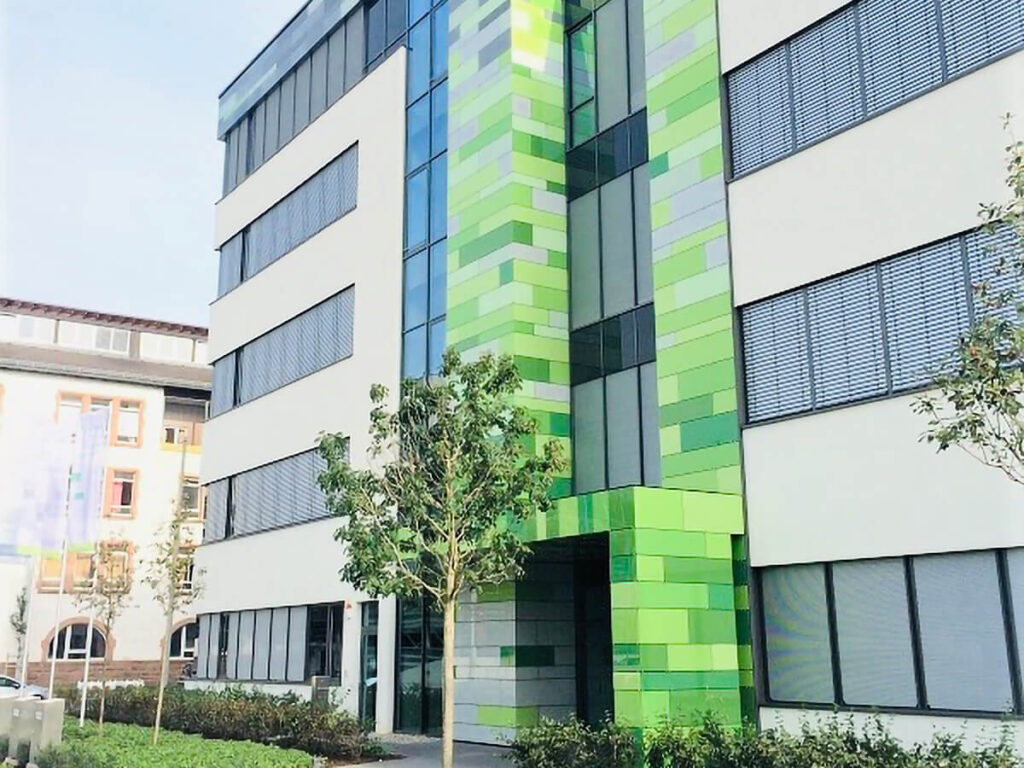 Laborgebäude Mainz - Fassade aus Glas in 10 verschiedenen Tönen