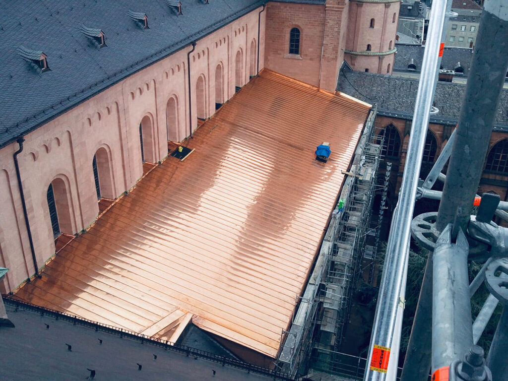 Hoher Dom zu Mainz - Seitenschiff Sanierung Dachflächen in Kupfer Doppelstehfalzeindeckung
