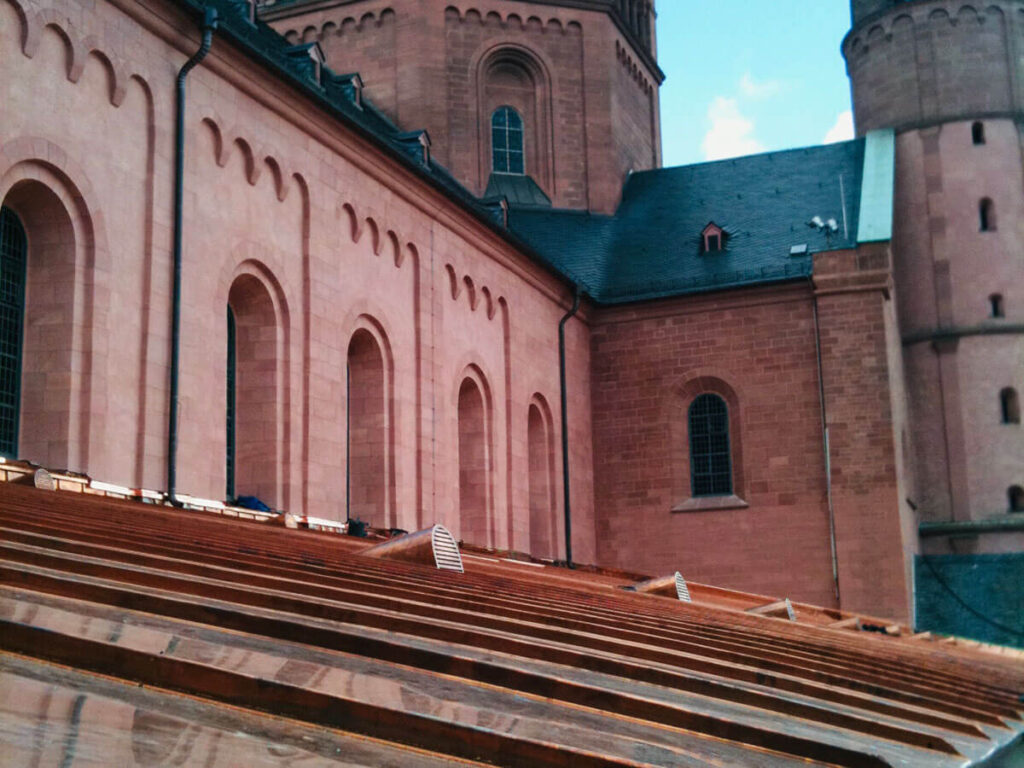 Hoher Dom zu Mainz - Seitenschiff Sanierung Dachflächen in Kupfer Doppelstehfalzeindeckung