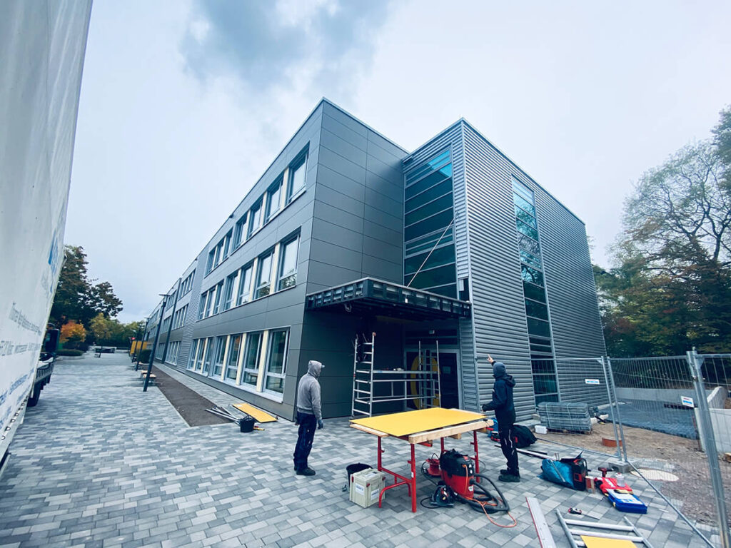 Schulneubau Mainz - Fassadenbekleidung aus Trapez und Trespa Meteon