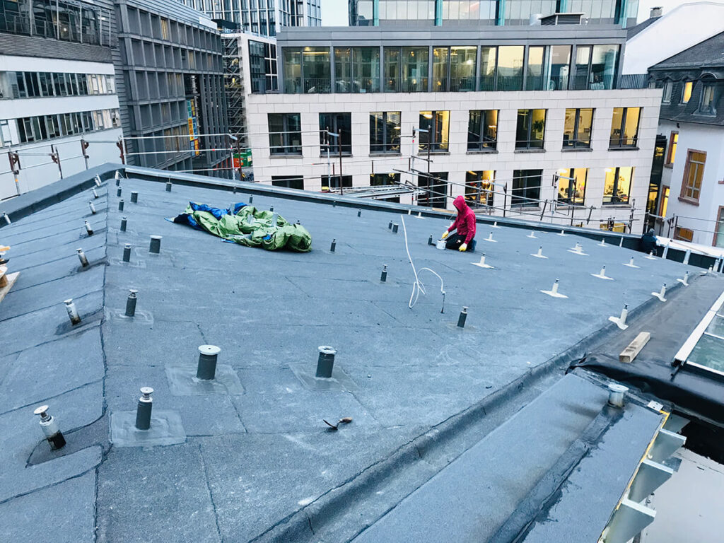 Jüdisches Museum FFM - Flachdachabdichtung unter der Späteren Bekelidung mit Gitterrosten