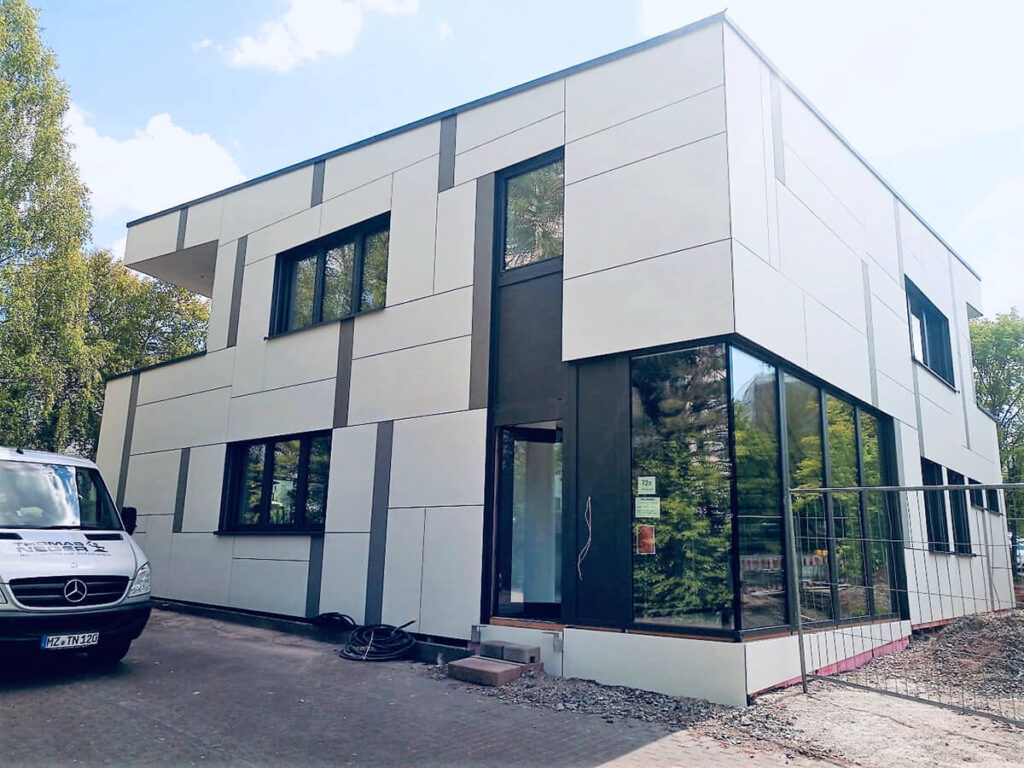 Marburg Bürogebäude - Fassadenbekleidung Rieder-Beton