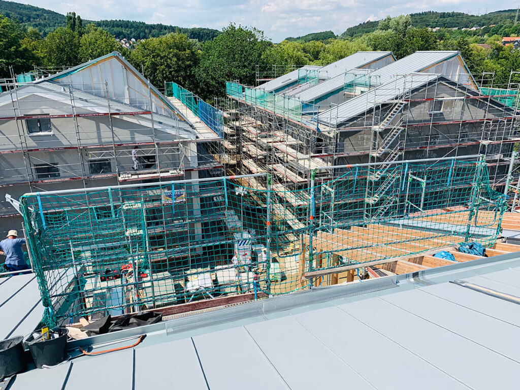 Wohnanlage Niedernhausen - Neueindeckung in Prefa Aluminiumstehfalzeindeckung