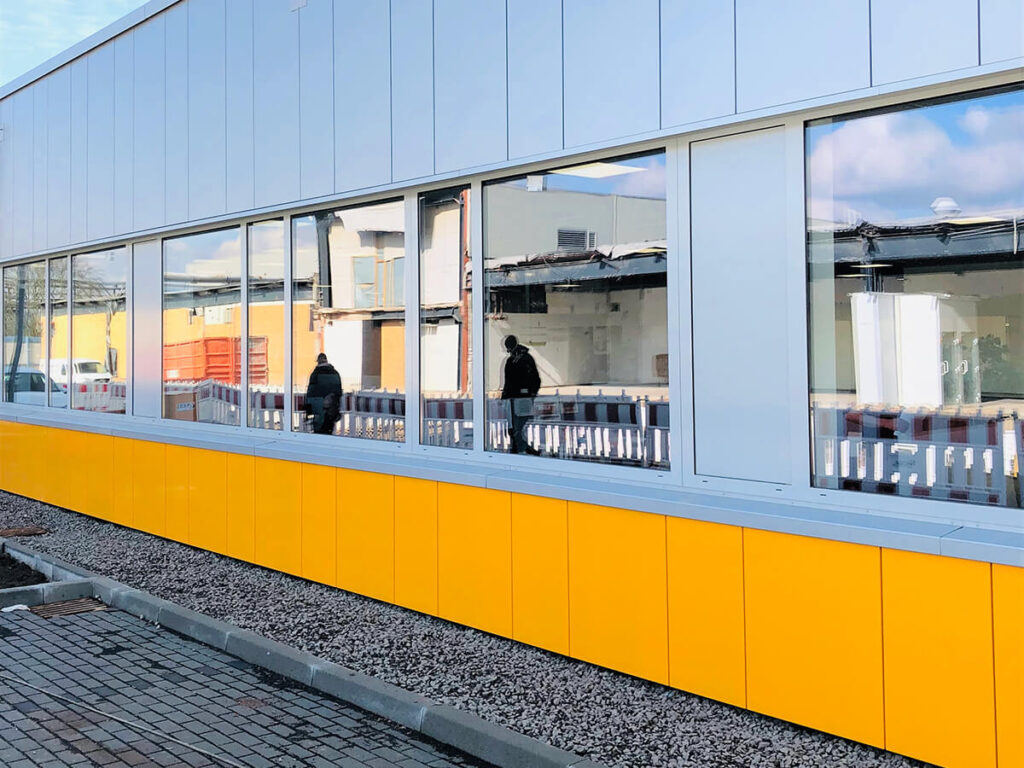 Produktionsgebäude Mainz - komplette Gebäudehülle Stahltrapez, Alukassetten, Fensteranlage
