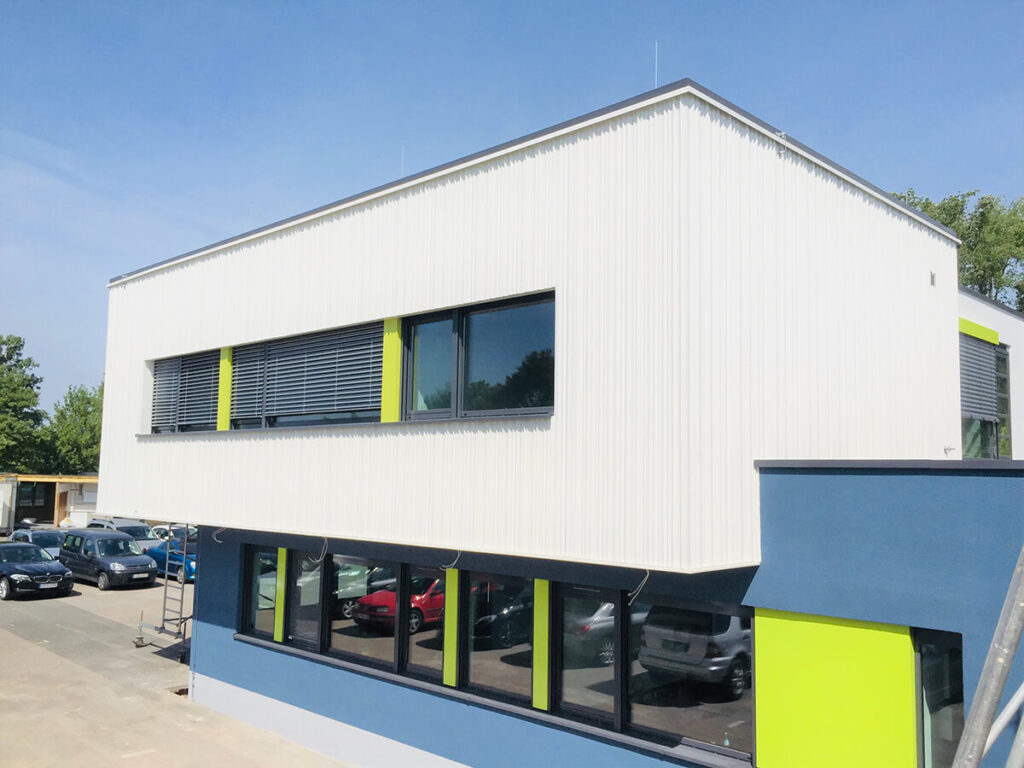 Bürogebäude Dienheim - Fassadenbekleidung Alu-Sonderprofil ZickZack