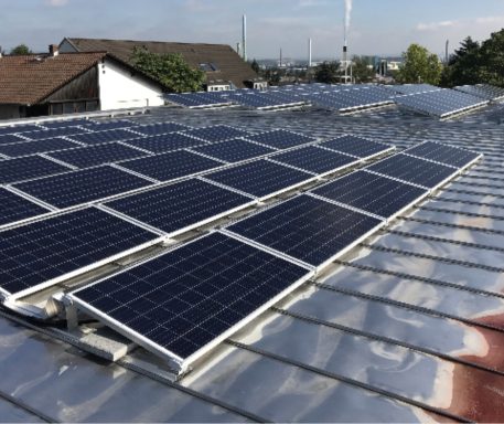 Mainz-Mombach Solaranlage auf einem Dach mit mehreren Modulen und blauen Sonnenkollektoren.