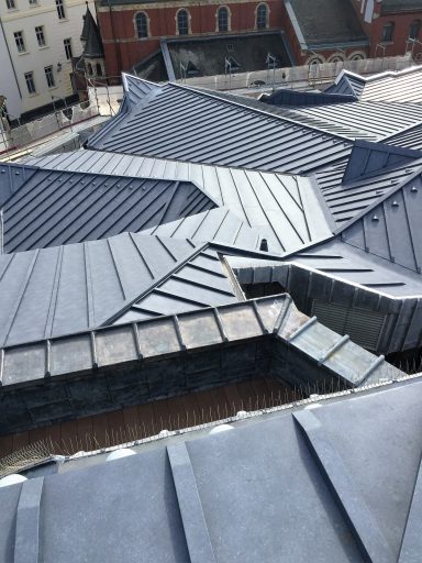 Erbacher Hof Mainz Dächer mit verschiedenen schrägen Winkeln und Metallverkleidung in urbaner Umgebung.