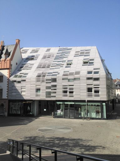 Markthäuser Mainz Modernes Gebäude mit innovativer Fassade und großen Fenstern, klarer blauer Himmel.
