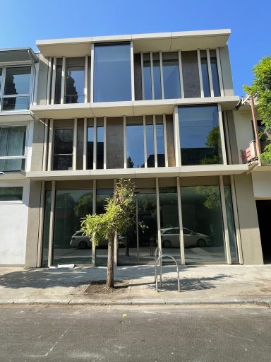 Ergo Sum Altstadt Mainz Moderne Gebäude mit großen Fenstern und einem kleinen Baum vor dem Eingang.
