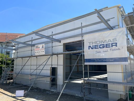 Gedämmte Gewerbehalle Klein-Winternheim Neues Gebäude mit Gerüst und Werbebanner von Thomas Neger, Bau- und Renovierungsfirma.
